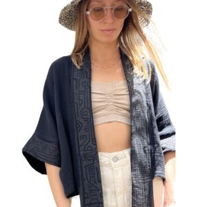Kimono “Zori” black - erweitert und inspiriert von der japanischen Kultur, hat Plazmalab diesen kurzen KIMONO im Boho-Hippi-Stil entworfen.